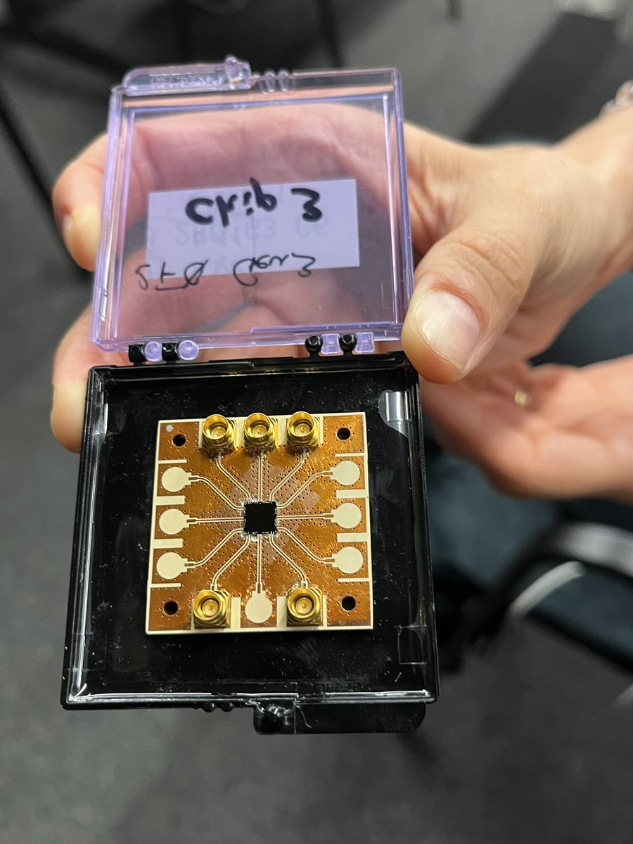 mariona_sanz's tweet photo. Avui a la Visita de participants del #ExponentialDay23 al @BSC_CNS  hem pogut tenir el primer xip quàntic de @qilimanjaro entre les mans! #Quantumcomputing https://t.co/yD61WZbsMs