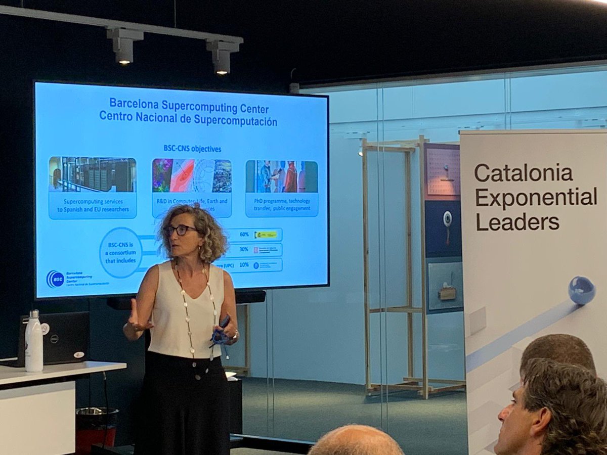 mariona_sanz's tweet photo. Avui a la Visita de participants del #ExponentialDay23 al @BSC_CNS  hem pogut tenir el primer xip quàntic de @qilimanjaro entre les mans! #Quantumcomputing https://t.co/yD61WZbsMs