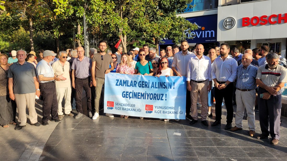 is_caliskan's tweet photo. CHP Yunusemre ve Şehzadeler ilçe başkanlıklarımız tarafından son yapılan zamları protesto etmek için düzenlenen basın açıklamasına katılarak destek olduk. https://t.co/mqHsbY6qZD