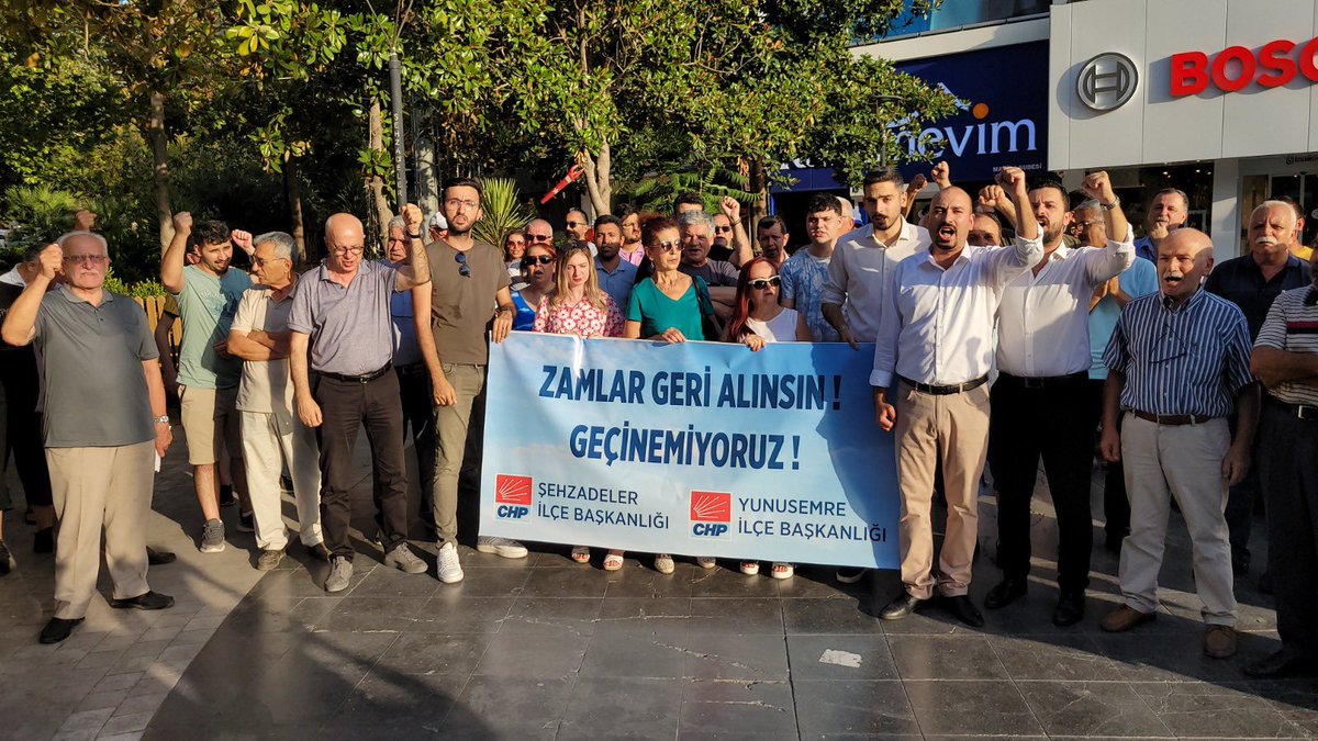 is_caliskan's tweet photo. CHP Yunusemre ve Şehzadeler ilçe başkanlıklarımız tarafından son yapılan zamları protesto etmek için düzenlenen basın açıklamasına katılarak destek olduk. https://t.co/mqHsbY6qZD