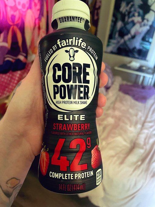 This may be the best one it tastes like strawberry pocky and 42g is nuts https://t.co/yFAOI7q46T