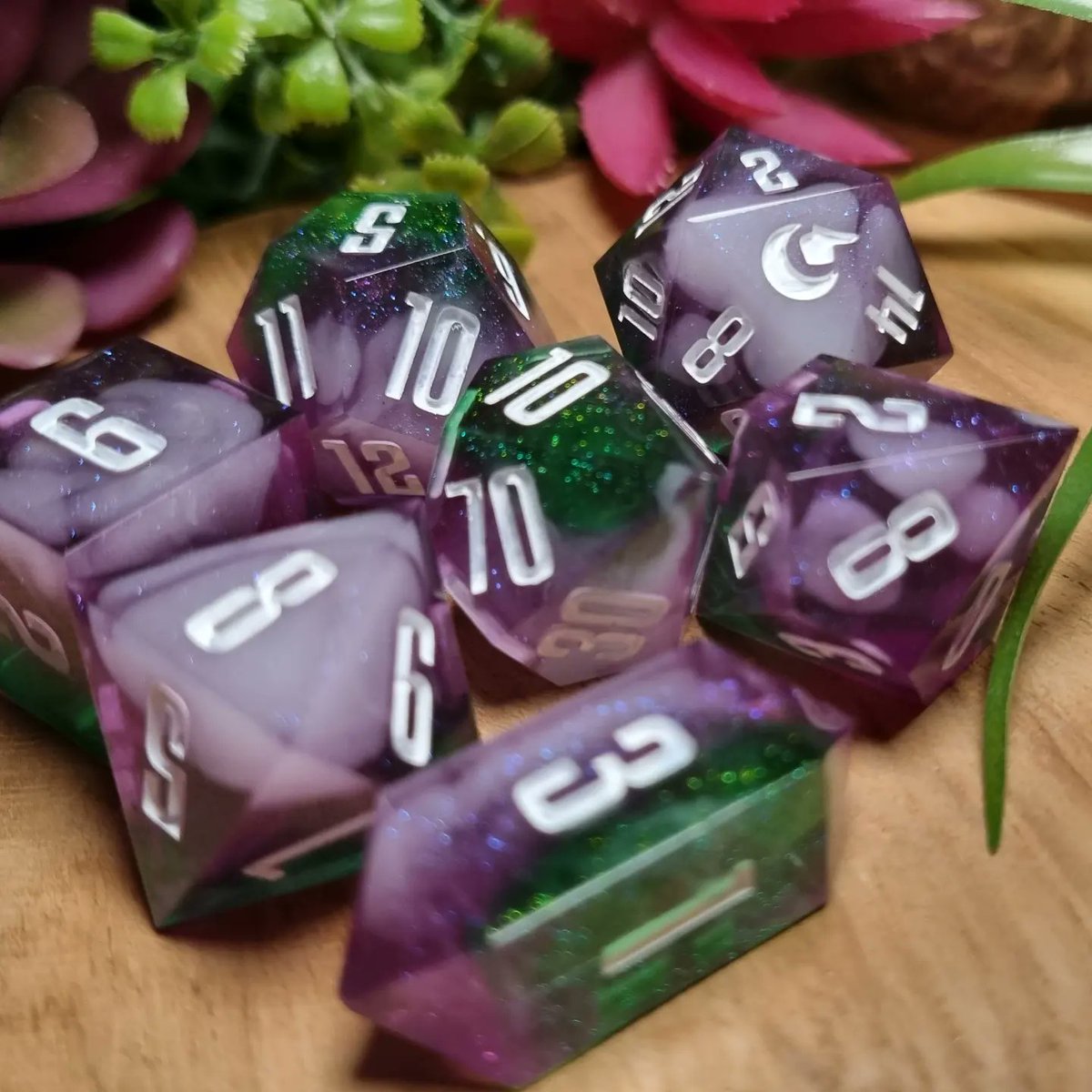 Thistle dice. Scotlaaaand!! Freedommm!

They're purple and green with white splooges 👍

#dice #Scotland #handmade #thistle #DnD #ttrpg