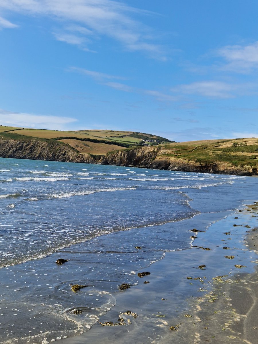 There's just something about strolling while listening to the waves.... Here's to more sunny days ahead ☀️🌊 

#BeachVibes #Waves #SunnyDays #BlissfulMoments 
#NewportSands #Pembrokeshire #PerfectEvening #BeachStroll #NatureLovers