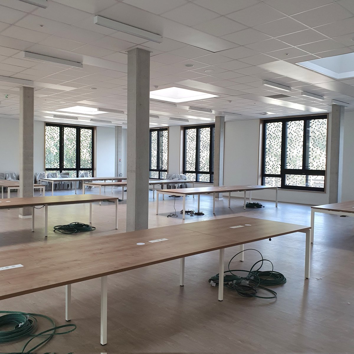 BUBMontaigne's tweet photo. 📸 #JeudiPhoto de la BU Droit-Lettres, bâtiment phare du campus de Pessac avec :
▫️ la bibliothèque Lettres et Sciences humaines #BibLSh @UBMontaigne (R+2, 4 et 6)
▪️ la bibliothèque Droit, Sciences politiques, Économie @univbordeaux (rez-de-chaussée)
▫️ le vaste Atrium à l'avant https://t.co/ALMgxvVH6G