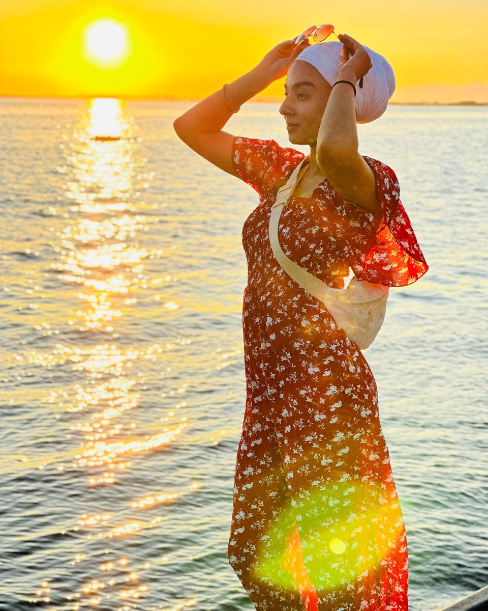 CombatKaur's tweet photo. Look at me… now look away.
If you don’t see the shine, then you’re focusing on the wrong things.
#mysignaturepose #sunset #crescentbeach #lookfortheshine #ck #combatkaur https://t.co/X3d2U3qeJc