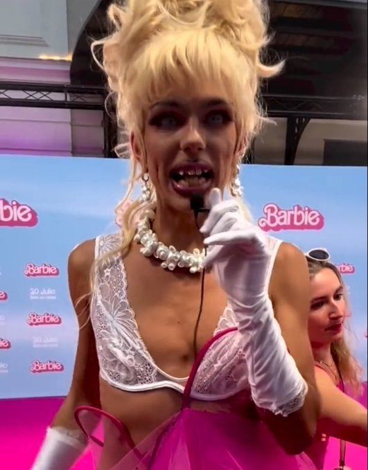 carlosadams's tweet photo. *Tu madre negociando con tu hermana*

-No ves que la Barbie está perfecta, no pasa nada porque se me haya colado en la lavadora

La Barbie: https://t.co/hxYtkRWfV4