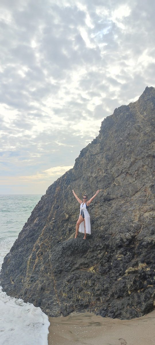 SANDRALORENAA20's tweet photo. Adoro la playa. Llena cada pedacito de mi alma. 
#puntacarnero #playarosada #salinas #chipipe #marbravo 
#ecuadorprimero #vacationmode #playalover #martinifiero #sunsetlover https://t.co/Wts6ZMAcJx