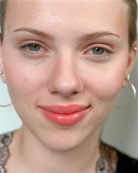 RT @TheScarlettZone: Scarlett Johansson wearing hoop earrings. https://t.co/kiJWDju0aN