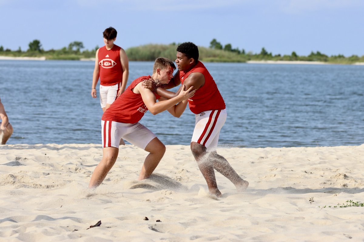 BiloxiFB's tweet photo. ☀️Sun’s out, 💪guns out! #BeachDay 

#BlxIndianNation | #OneTribe https://t.co/iD00h0e4lK