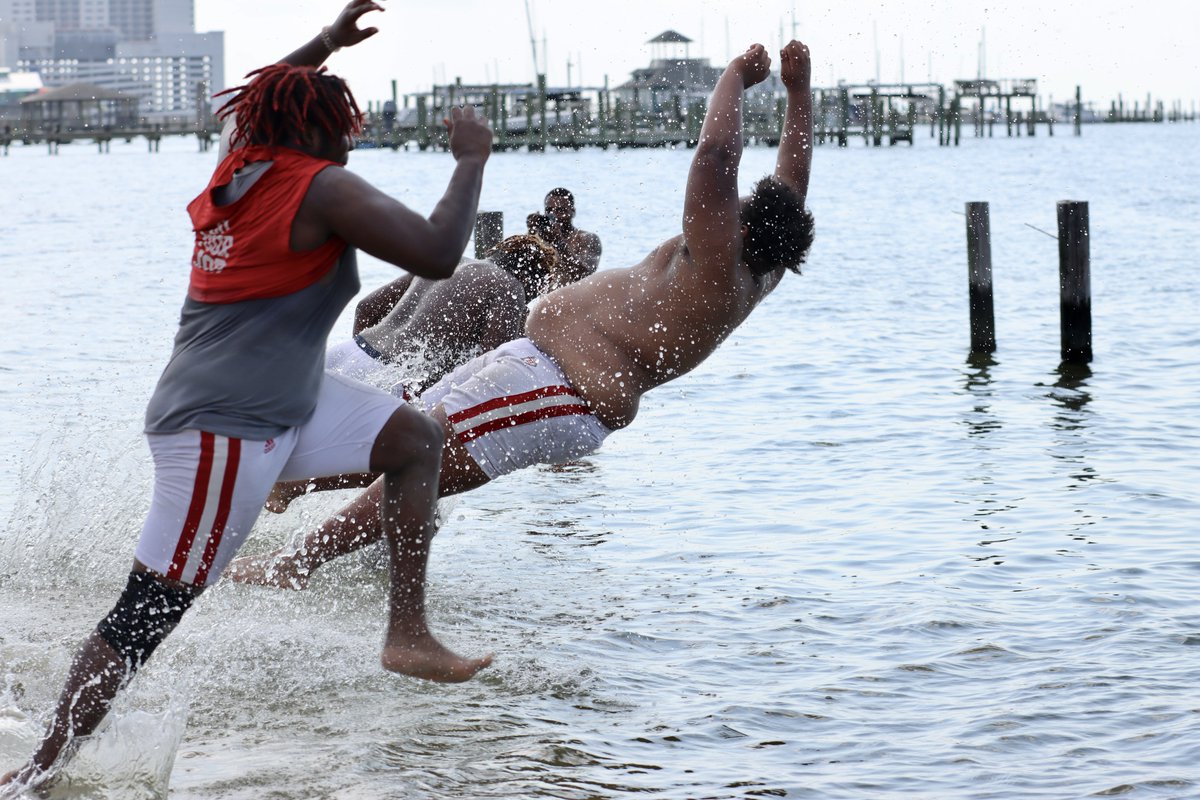 BiloxiFB's tweet photo. ☀️Sun’s out, 💪guns out! #BeachDay 

#BlxIndianNation | #OneTribe https://t.co/iD00h0e4lK