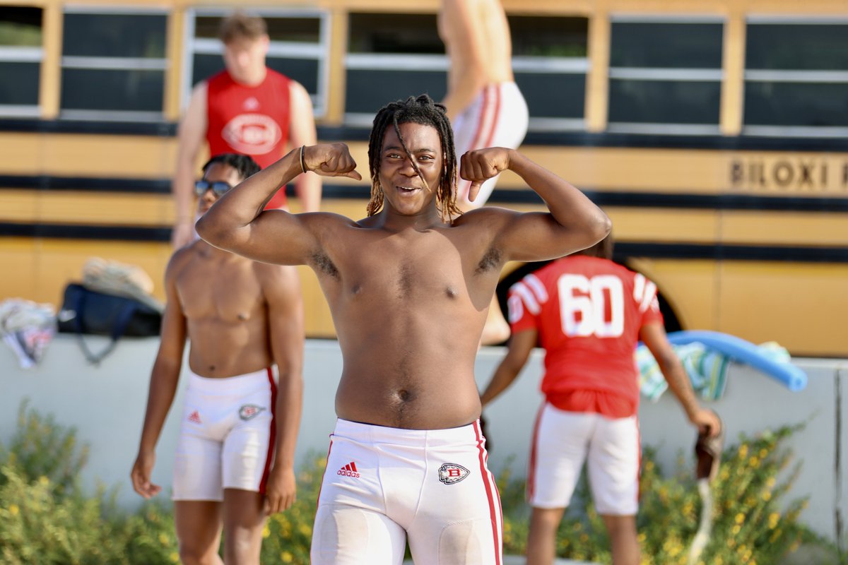 BiloxiFB's tweet photo. ☀️Sun’s out, 💪guns out! #BeachDay 

#BlxIndianNation | #OneTribe https://t.co/iD00h0e4lK