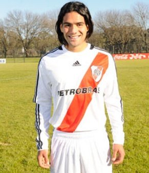 frabigol's tweet photo. Que poco valoramos que Radamel Falcao, el mejor jugador en la historia de Colombia, salió de las inferiores de River. Máximo goleador de Colombia, ídolo en España, semifinalista de Champions con el MONACO y hasta llegó al TOP 5 del Balon de Oro. Solo River saca semejante joya. https://t.co/U7g2MbeFPu