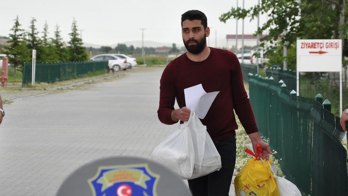 muhendisyenn's tweet photo. Kadir şeker artık özgür arkadaşlar.
Ona ne söylemek istersiniz?
O bir kadını kurtardı. https://t.co/GWGwUMw1C3