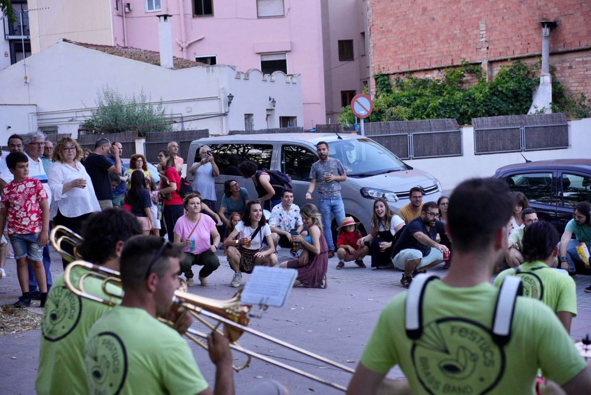 BB_Festucs's tweet photo. Ei que seguim aqui! Encara no hem marxat de vacances.  La festuqueta no descansa 🤘🏼🤘🏼🤘🏼
⚠️ Retratats a PALLEJÀ, que vaya festasses que es monten!! ⚠️
.
.
.
#festucs #lafestu #festuquilla #bb #pic #lleida #lleidatanament #xaranga #charanga #brassband #delleida #festa #brass https://t.co/XLfsCZzsAo