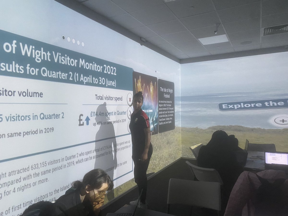 LoxtonSca's tweet photo. Year 10 Travel and Tourism exploring the Isle of Wight using the immersive room experience. @ShirelandCA https://t.co/k15CGekNrG