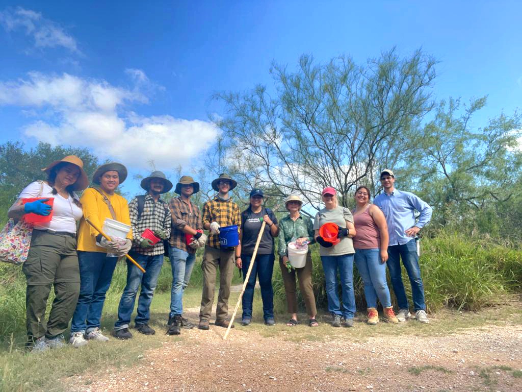 Gcell_garza's tweet photo. In order to be successful, conservation must be a collaborative practice between members of local communities, local partners, and nature! #comunidadYfamilia #latinoconservationweek2023  @AmericanForests @LCW_National https://t.co/uYL9KUK5vB