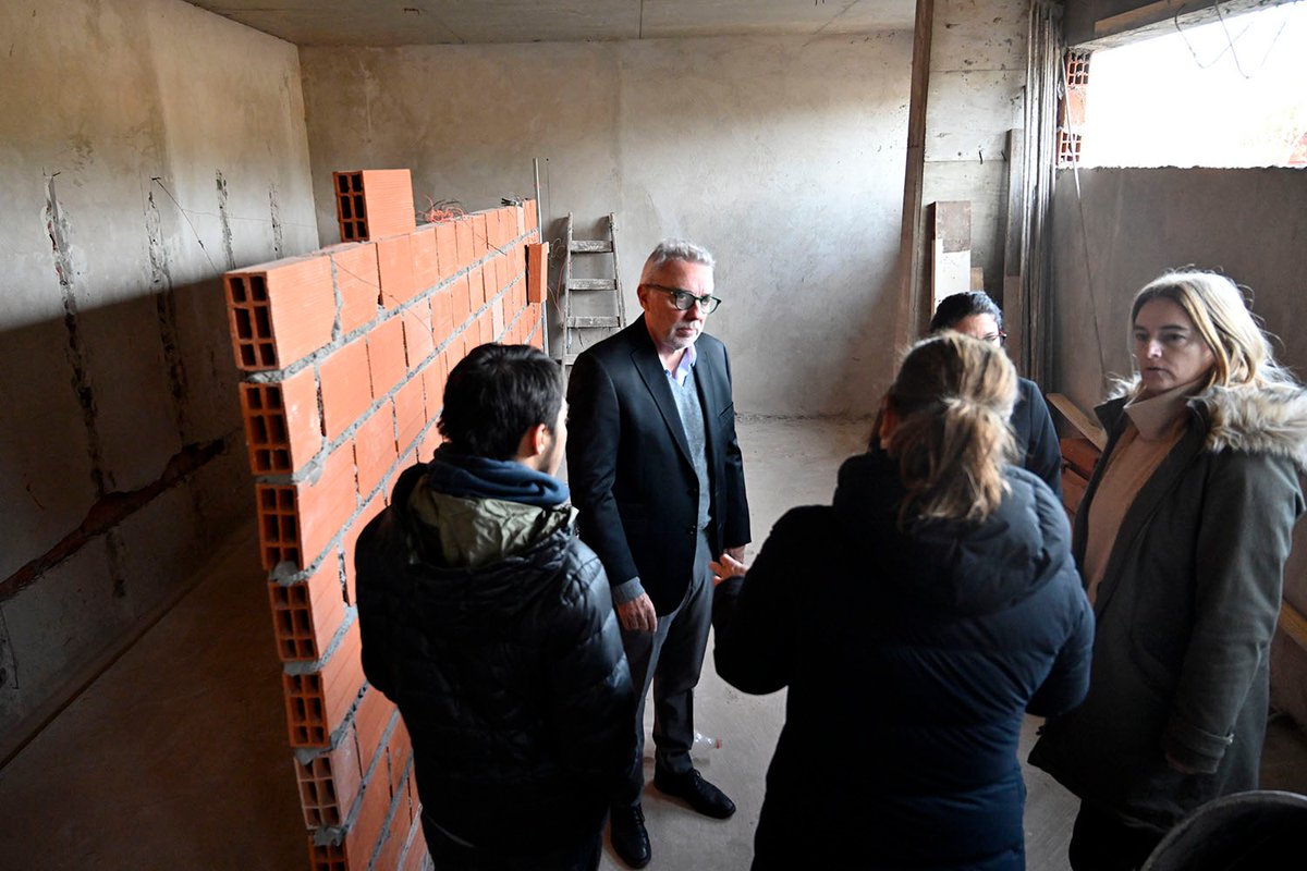 ZamoraJulio's tweet photo. Recorrimos la obra del microestadio de Benavídez, donde estamos terminando los vestuarios, comenzando los caminos perimetrales y realizando los últimos trabajos sobre las gradas. Un lugar que busca favorecer el deporte y el encuentro comunitario. 
#TigreEsMiVida #RecorriendoTigre https://t.co/sbbWTlhcQ0