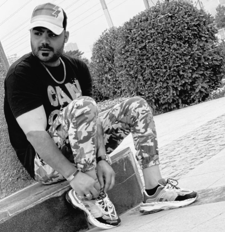 Realneo101's tweet photo. از #سام��ن_یاسین  بنویسیم در یک پیام صوتی از ما خواسته تا فراموشش نکنیم و صداش باشیم. https://t.co/m3y0oCBPPg