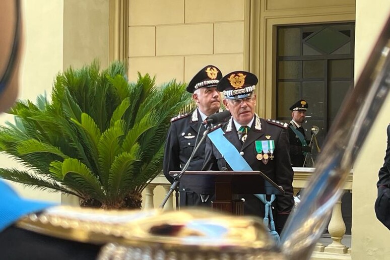 A Napoli l’avvicendamento nel Comando Interregionale dei Carabinieri “Ogaden” del Generale Antonio De Vita: Massimo impegno per “esaltare ulteriormente l’attività dell’Arma dei Carabinieri nelle regioni Campania, Basilicata, Puglia, Abruzzo... The post A… dlvr.it/SsTjzk