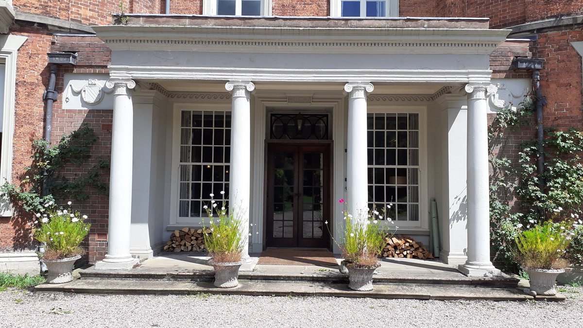 DoorsNo3828's tweet photo. #Rodehall #Cheshire home to the same family since the 1600s #NoContextDoors #DailyDoor #adoorablethursday #doors https://t.co/8fEqJcXapo