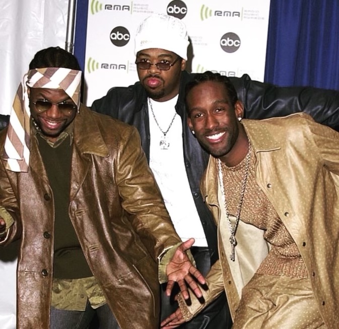 #tbt To when we attended the 2000 music radio awards. 🎶📻 Rate these fits down below😭⬇️
