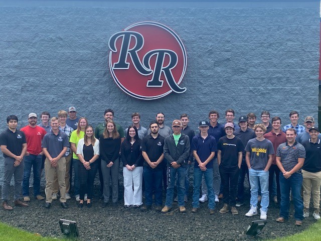 rieth_riley's tweet photo. It's Intern Day here at Rieth-Riley, and we absolutely LOVED it! We had 30 amazing interns join us from Indiana and Michigan to network, share their summer experiences, hear from our leaders, and learn about the industry's future outlook. #InternDay #RiethRiley https://t.co/2hqO0h2iV0
