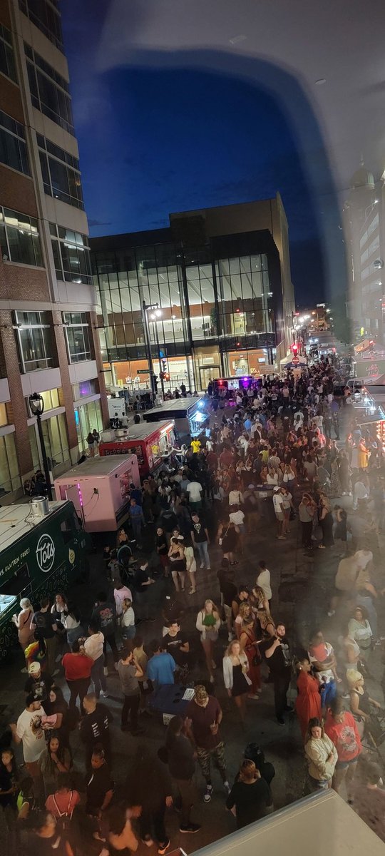 kziegler's tweet photo. What an unbelievable crowd last night for the Milwaukee Night Market!  Despite the long lines for food, I was so happy to see this type of activity, especially... downtown.. on a weeknight!  Kudos to @WestownAssoc @NEWaukee for making Milwaukee a better place! https://t.co/FHSekGYgNL