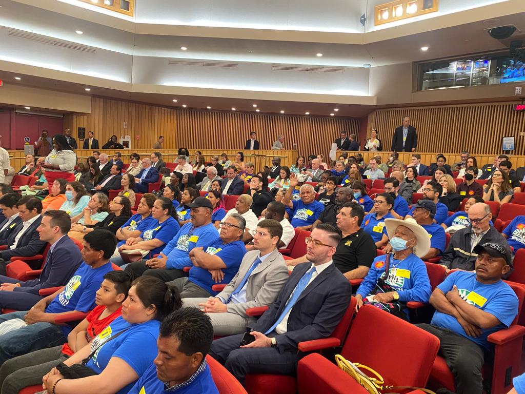WeCount_Fl's tweet photo. Si se puede! ☀️ In a HISTORIC week for our campaign, our #QueCalor heat standard was introduced & approved unanimously on first reading and referred to committee! Thank you to our co-sponsors for standing with workers! #WaterShadeRest @MarleineBastien @kionnemcghee @MayorDaniella https://t.co/VshisNFOM1