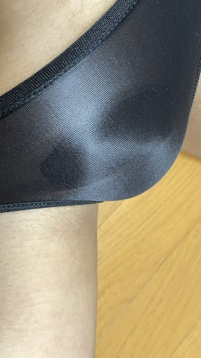 ミズノ スイムサポーター（メンズ）を下着使いしてます。光沢があり透ける生地。小さめの作りが好み。おしり側はシームレス。
脱毛にはビキニの下着を履いて行きます。そして締め付けられたビキニ痕を見てもらい興奮してる私。
