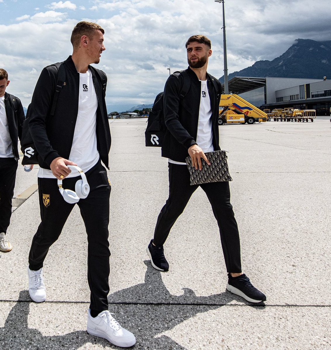Bosniac0's tweet photo. ✈️Pre-season @MijnVitesse 🇳🇱

#Hamulic https://t.co/3M76dKSnOT