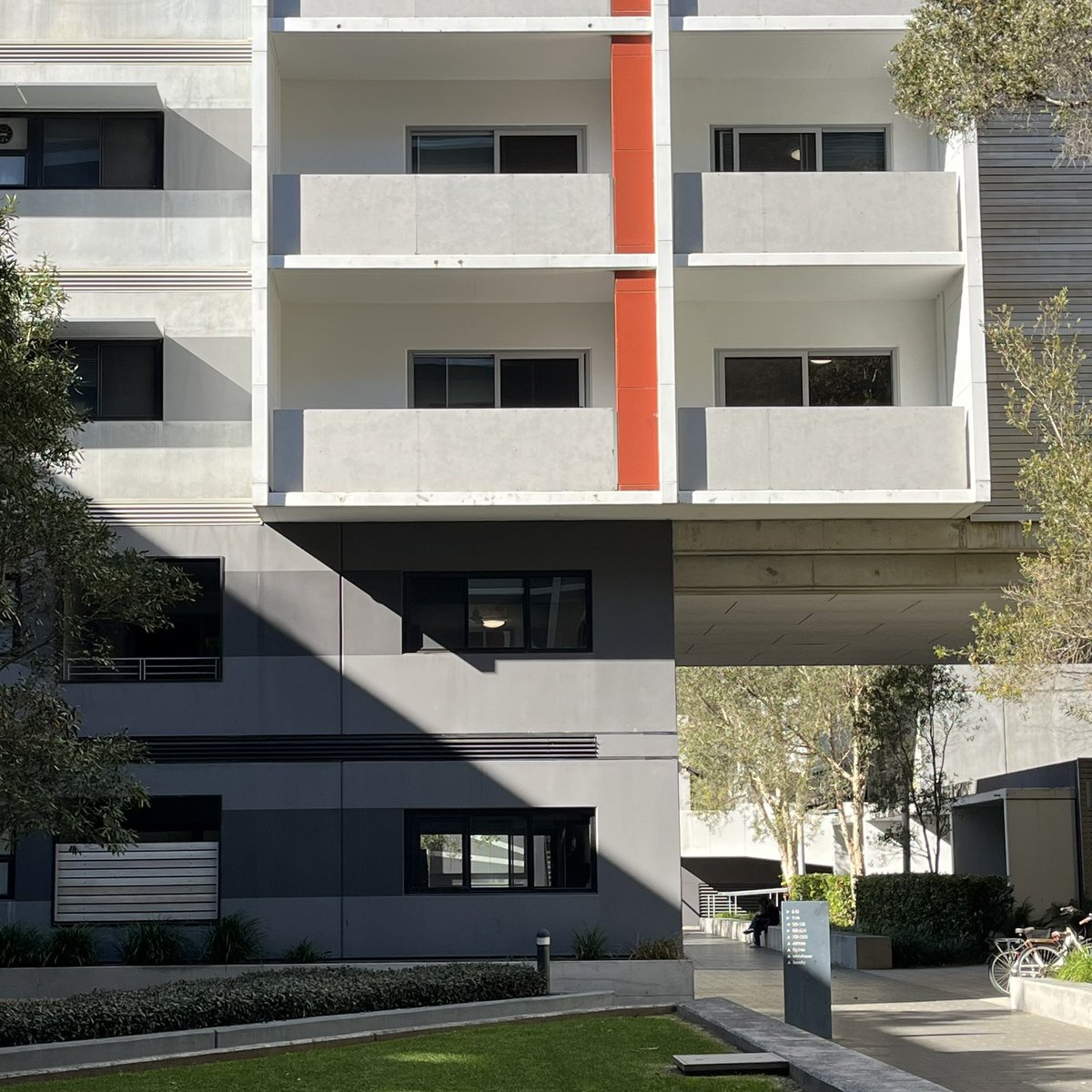 HillThalisAUP's tweet photo. An exemplar of the #architectureofhousing; the series of framed courtyards in the student housing complex @unsw. Defined by slender taller NS blocks, EW walkway.
Designed by #claredesign when at #architectus https://t.co/EQDyNmp1vK
