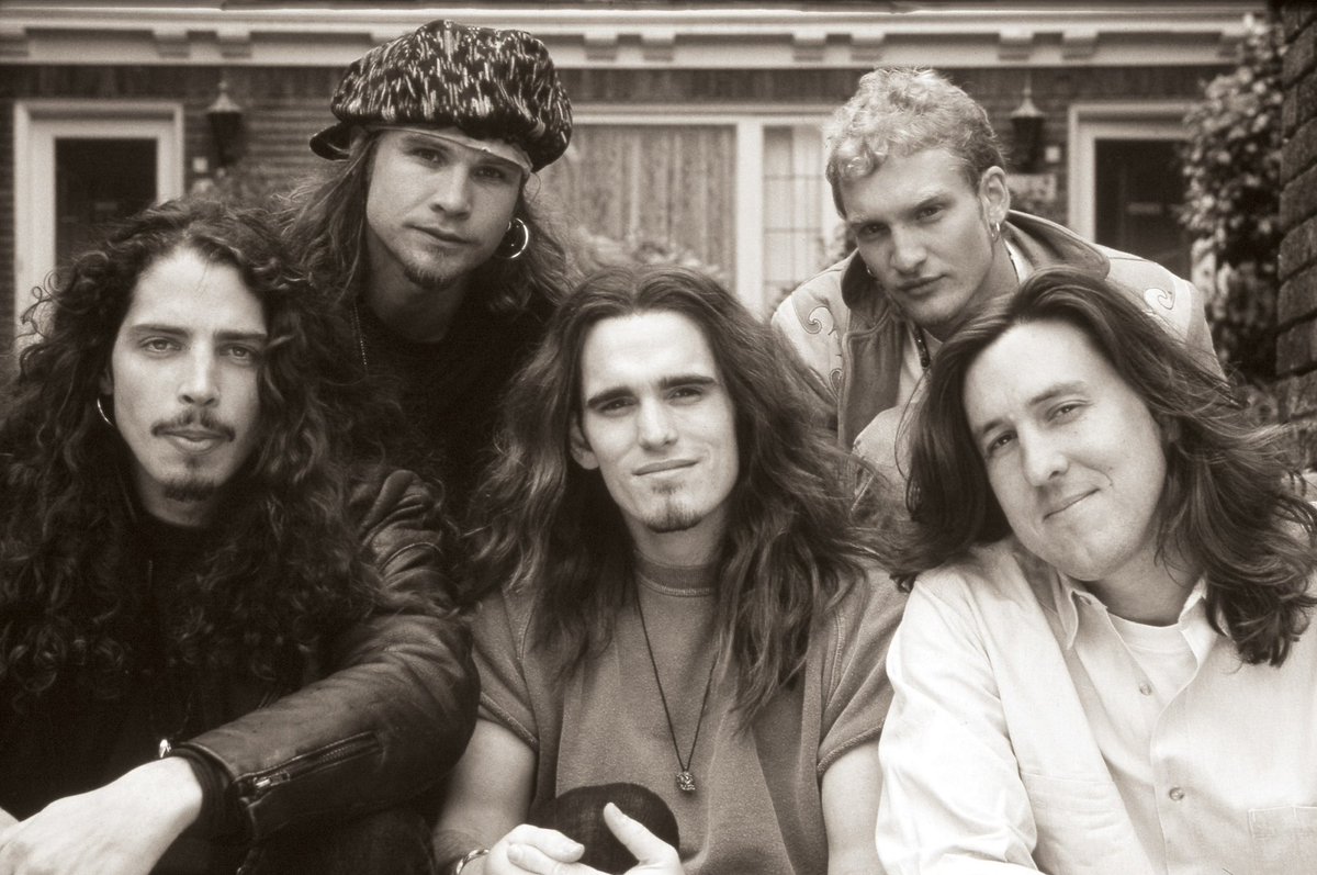 layne staley, chris cornell, jeff ament, matt dillon and cameron crowe on the set of singles, 1992. happy birthday, chris! ❤️