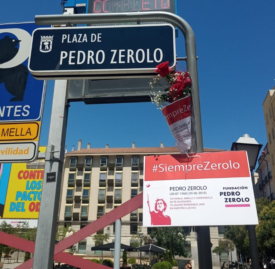 Pedro Zerolo cumpliría 63 años, en este día se cumple también el 5º aniversario de la constitución en Madrid de nuestra Fundación y le homenajeamos con unas rosas, su flor favorita.
El mejor regalo es votar progreso el 23J  y os animamos a ir con una rosa a su plaza.