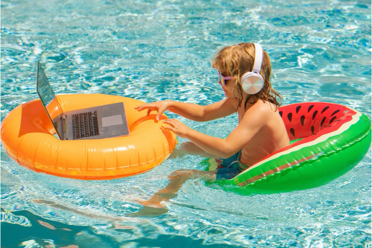 If you're signing off for the summer, enjoy ☀️ See you in September 📚🚃