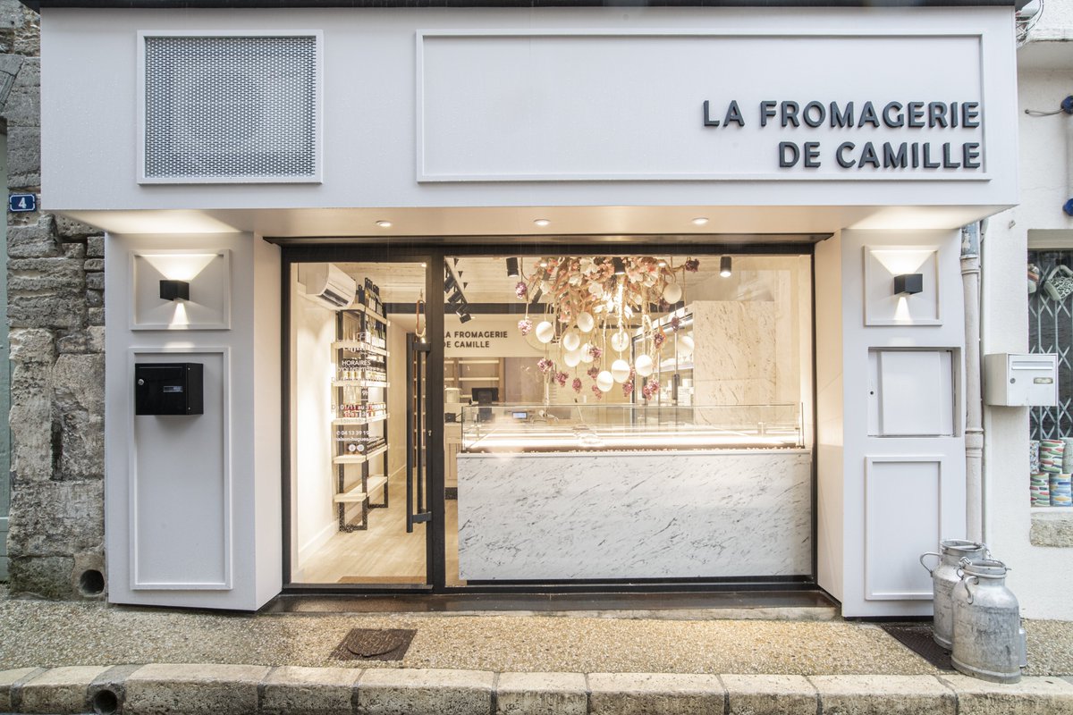 cruzslnet's tweet photo. Joyería parece, quesería es. El revestimiento exterior de la vitrina permite que los quesos sean los auténticos protagonistas.

El estilo de La Fromagerie de Camille es completamente cautivador. La luz permite que tanto la tienda como los quesos se vean desde el exterior. https://t.co/eLlVAvqwNp