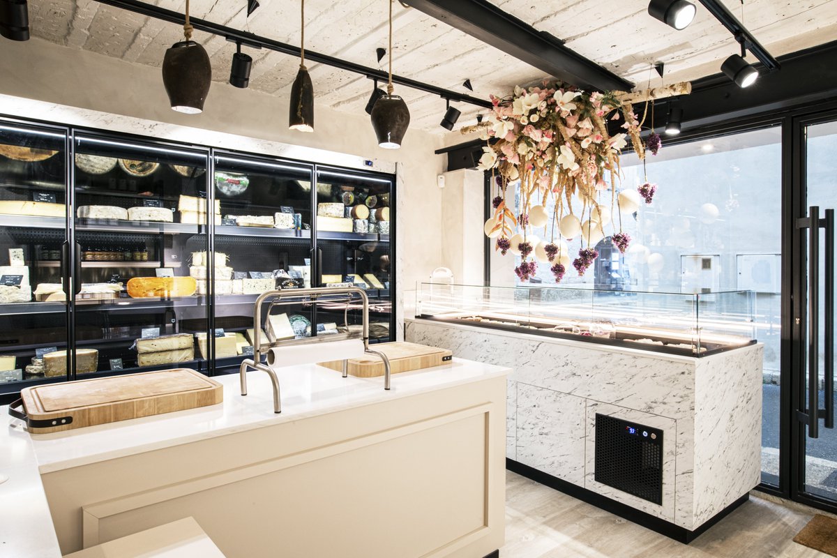 cruzslnet's tweet photo. Joyería parece, quesería es. El revestimiento exterior de la vitrina permite que los quesos sean los auténticos protagonistas.

El estilo de La Fromagerie de Camille es completamente cautivador. La luz permite que tanto la tienda como los quesos se vean desde el exterior. https://t.co/eLlVAvqwNp
