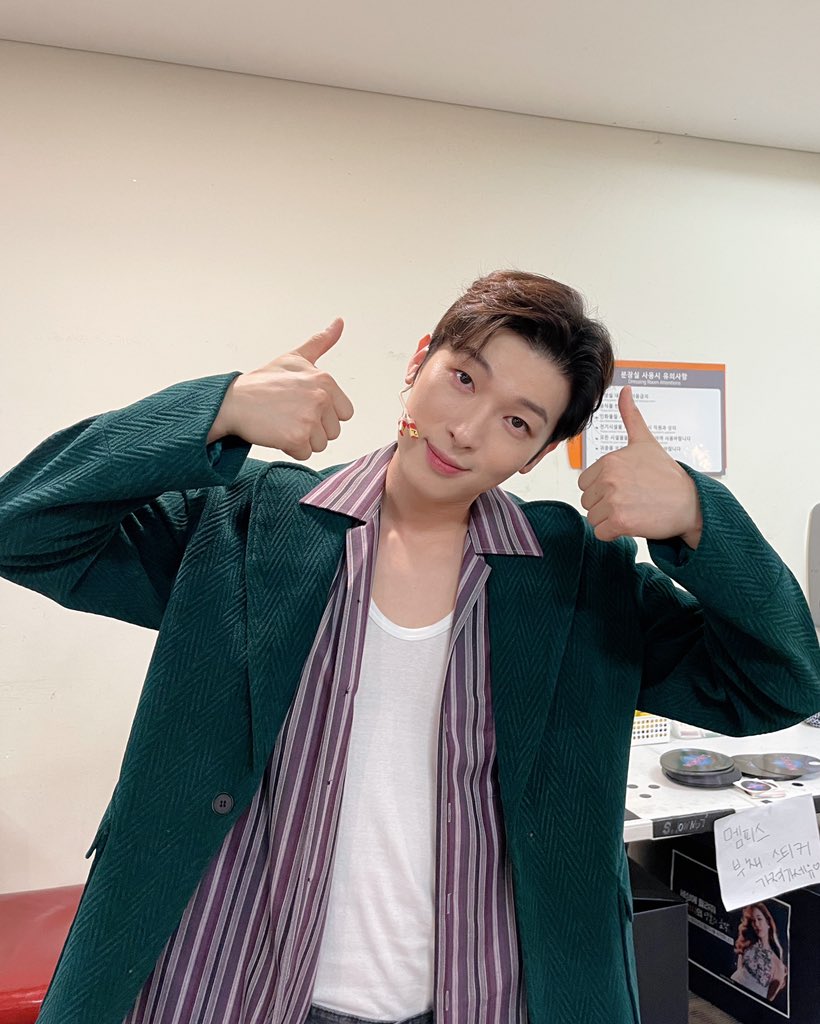 umakecompany's tweet photo. [#박강현] 뮤지컬 <멤피스> 첫공 성료🎊
-
우리 돌멩이들~🪨
오늘 공연 재미있으셨나요?
강현휴이 오늘부터 샤따 올렸으니까
멤피스 영혼의 음악 제대로 보여드릴게요!
모두 하카두~✌️
-
#배우 #박강현 #PARKKANGHYUN
#뮤지컬 #멤피스 #MEMPHIS #휴이 
#유메이크컴퍼니 #UMAKECOMPANY https://t.co/EePNLx0UDy