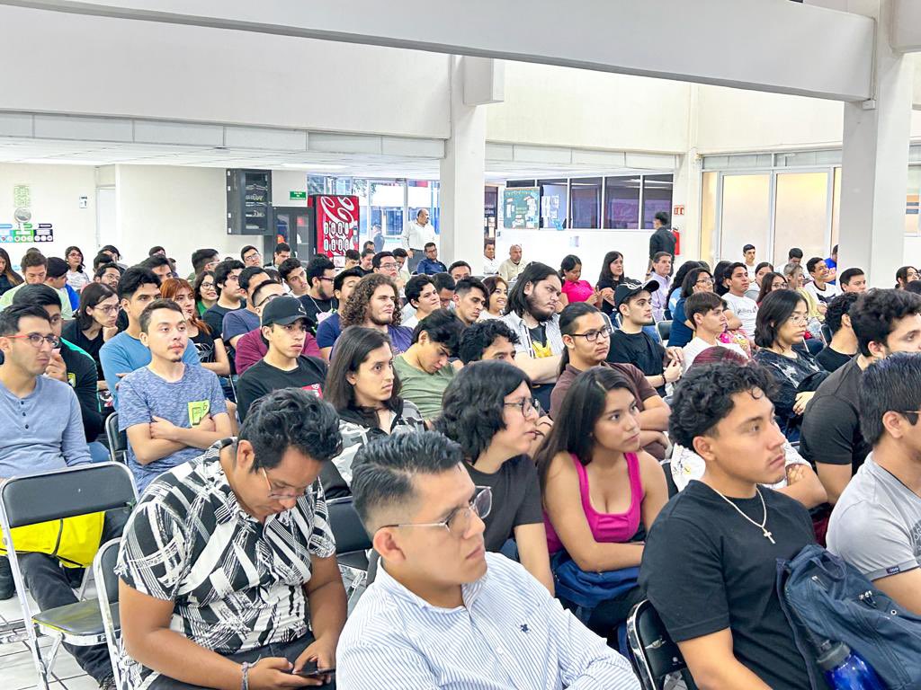 ✌🏼 Durante la semana pasada, compartimos un gran espacio con las y los universitarios de la Universidad Tecnológica de León en compañía de nuevo de nuestro ex alcalde el Ing. Luis Quiroz Echegaray , quien nos compartió sobre el tema “Las cosas se multiplican cuando se comparten”.