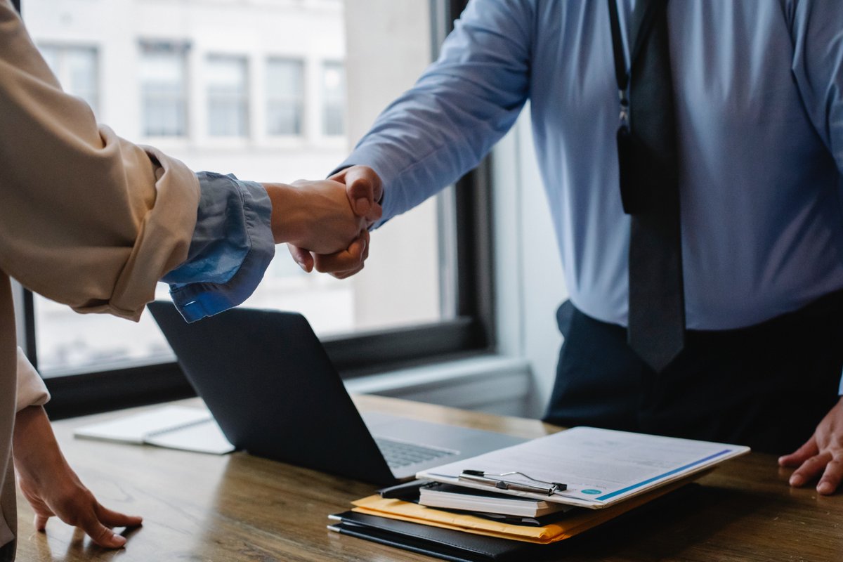 ChambersAssoc's tweet photo. The lateral partner market is hot right now, but the process not so much. In our latest podcast episode, @Official_NALSC president Mitch Satalof and Nixon Peabody partner Tina Solis share NALSC's solution to the dreaded Lateral Partner Questionnaire (LPQ): https://t.co/xrVvQO02bh https://t.co/gYDqkC2wOm