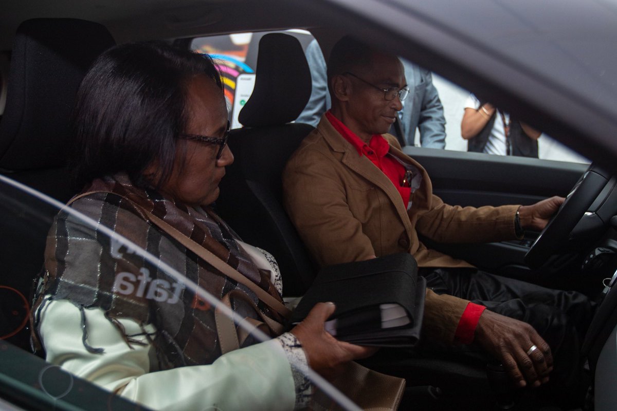 DebordFrederic's tweet photo. Un grand bravo à tous les gagnants de la Tombola Tafa Be @Orange_mg, avec une mention spéciale à Antoinette Ratompoarisoa qui repart avec une voiture neuve ! Nous célébrerons encore ensemble les 20 ans de la marque @Orange à #Madagascar tout au long de l'année. #MiaraTafa https://t.co/qCQzTZMYqp