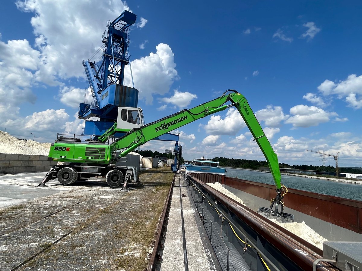 SENNEBOGEN_mk's tweet image. Downtime in the port of Erlangen luckily avoided thanks to #SENNEBOGEN 830 E #materialhandler ⏱️
🚢 On short notice, the rental 830 could take over unloading the ship from the port&apos;s broken cable crane - thus saving costs. 💰
Learn more: ➡️ bit.ly/3rxGRMj

#MOVEBIGTHINGS