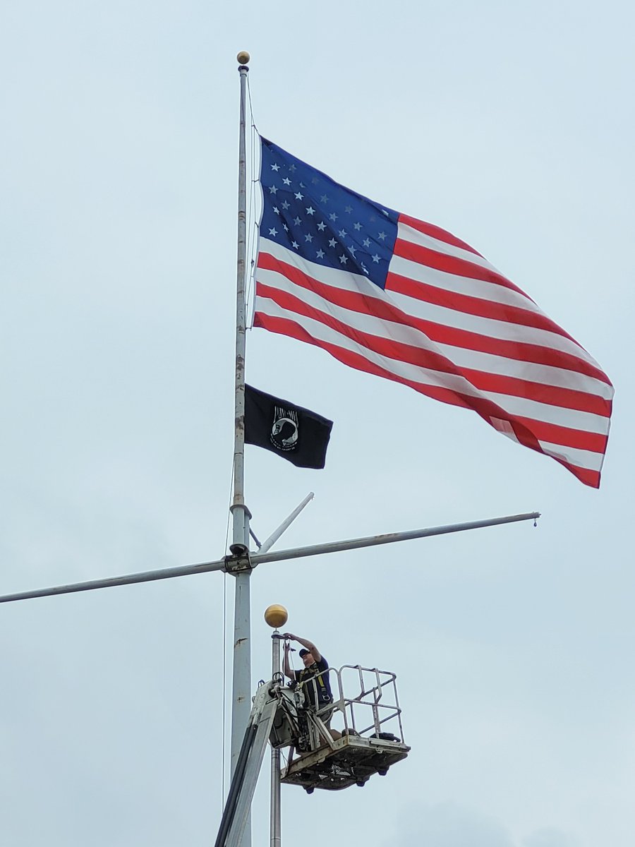 GatesFlg's tweet photo. Here's some photos from yesterday's service call at the Elizabeth Veterans Memorial Waterfront Park!

Special thanks to BER for the bucket truck!

#flagpoles #flagpole #repair #elizabethnj #waterfront #marina #flag #aluminum #services #service #military #Veterans https://t.co/BFMopX9Tms