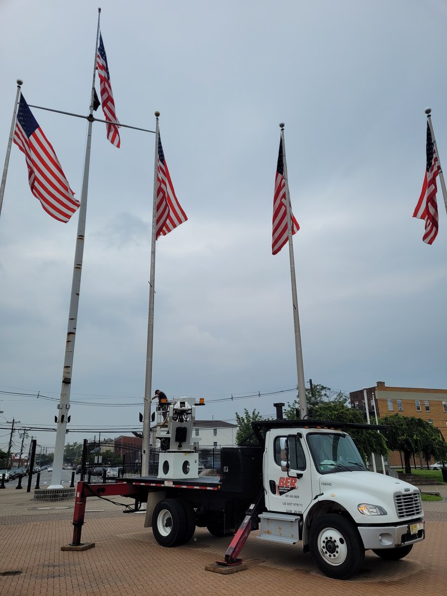 GatesFlg's tweet photo. Here's some photos from yesterday's service call at the Elizabeth Veterans Memorial Waterfront Park!

Special thanks to BER for the bucket truck!

#flagpoles #flagpole #repair #elizabethnj #waterfront #marina #flag #aluminum #services #service #military #Veterans https://t.co/BFMopX9Tms