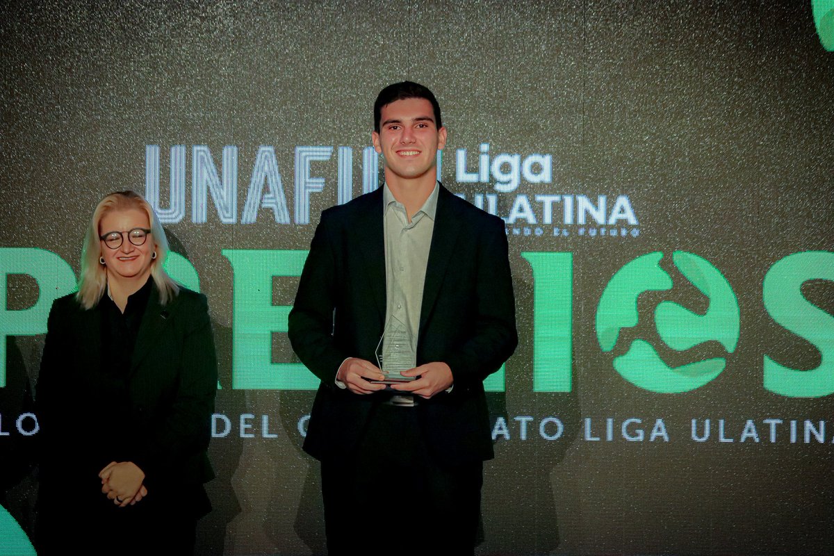 abrmadriz's tweet photo. Emocionado y agradecido por ganar nuevamente el premio de Mejor Portero Sub20. Gracias a mi familia, amigos, compañeros y entrenadores por todo el apoyo en este torneo. ¡Vamos por más!💪🏼🧤 https://t.co/YQK6yuoSf5