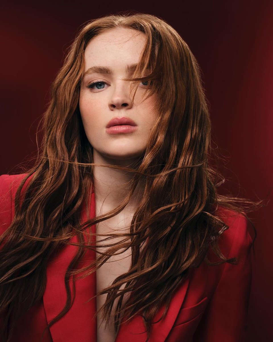 tracklist's tweet photo. Sadie Sink foi anunciada como a nova embaixadora global da Armani Beauty. 💋 https://t.co/MTQ9KYOFCX