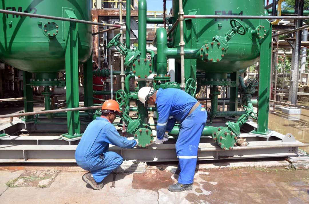 PDVSA's tweet photo. En la Refinería El Chaure de #PDVSA Refinación Oriente se instalaron dos filtros multimedia que permitirán  seguir garantizando un sistema óptimo de tratamiento de agua de  alimentación para las calderas.  @nicolasmaduro @tellechearuiz https://t.co/dK1POBJUQl