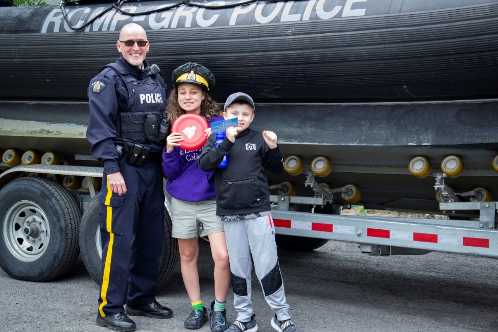 On June 7, Cornwall #RCMP participated in the annual @cwlpolice Open House. RCMP members had a great opportunity to interact with the community, showcasing the services we provide in #Ontario, like our patrol vessels, which keep our border safe. #RCMP150 #KeepYourBorderInOrder