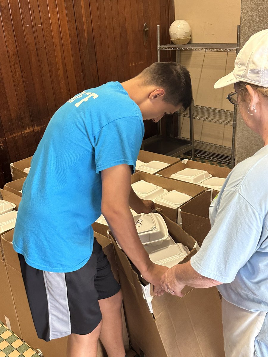 5starcafeFHS's tweet image. Today’s Culinary Internship Feature: Nicholas G. is a rising Senior in the Culinary program. He is cooking up breakfast and lunch at Kateri Day Camp, boxing over 800 meals a day! What an incredible operation! #FRHSD #theregional #culinary #internships #learningonthejob #cte