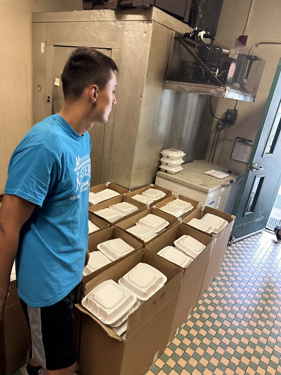 5starcafeFHS's tweet image. Today’s Culinary Internship Feature: Nicholas G. is a rising Senior in the Culinary program. He is cooking up breakfast and lunch at Kateri Day Camp, boxing over 800 meals a day! What an incredible operation! #FRHSD #theregional #culinary #internships #learningonthejob #cte
