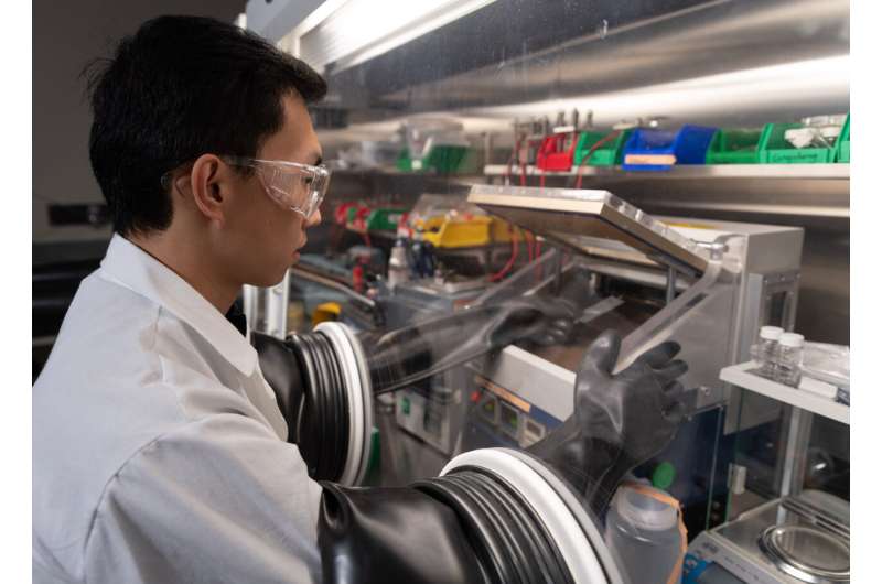 AllTechJobs's tweet photo. Graduate student researcher Yuhgene Liu holds an aluminum material for solid-state batteries.

https://t.co/YDSWl2JkVx https://t.co/nhzQUTEmh6